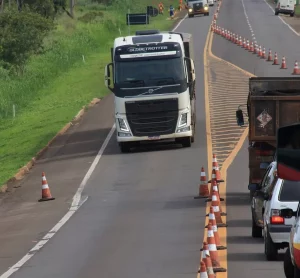 BR-163/MS recebe manutenção no pavimento e melhorias em diversos trechos