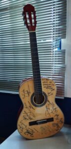 Solidariedade que Toca o Coração: APAE de Jaraguari Sorteia Violão Autografado por Grandes Nomes do Sertanejo